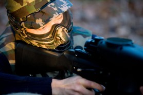 Un bărbat a confundat pistolul de paintball cu unul real şi a împuşcat un copil de 10 ani. Tatăl a călcat băiețelul cu mașina